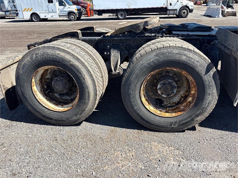 Freightliner Columbia 120 6x4 T/A Day Cab Truck Tractor Tractor Units