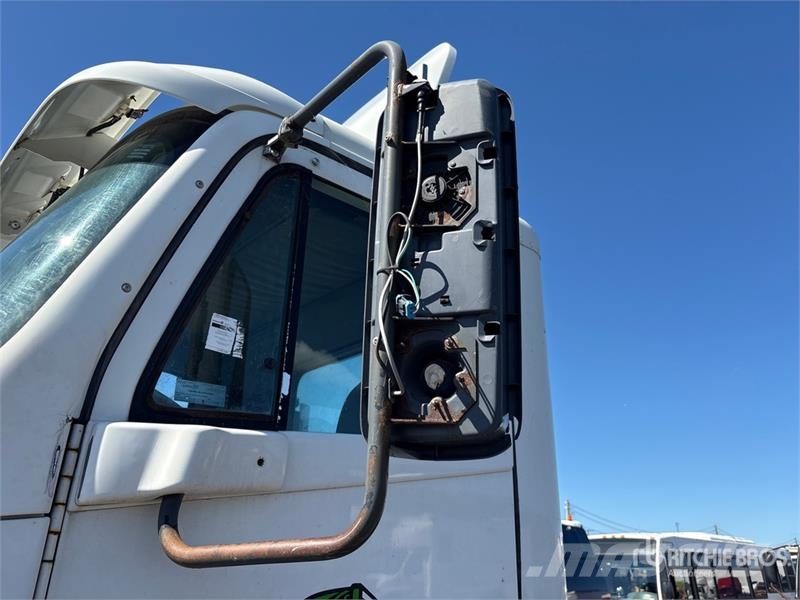 Freightliner Columbia 120 6x4 T/A Day Cab Truck Tractor Tractor Units