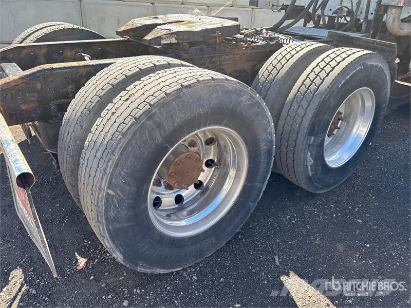 Freightliner Columbia 120 6x4 T/A Sleeper Truck Tractor Tractor Units