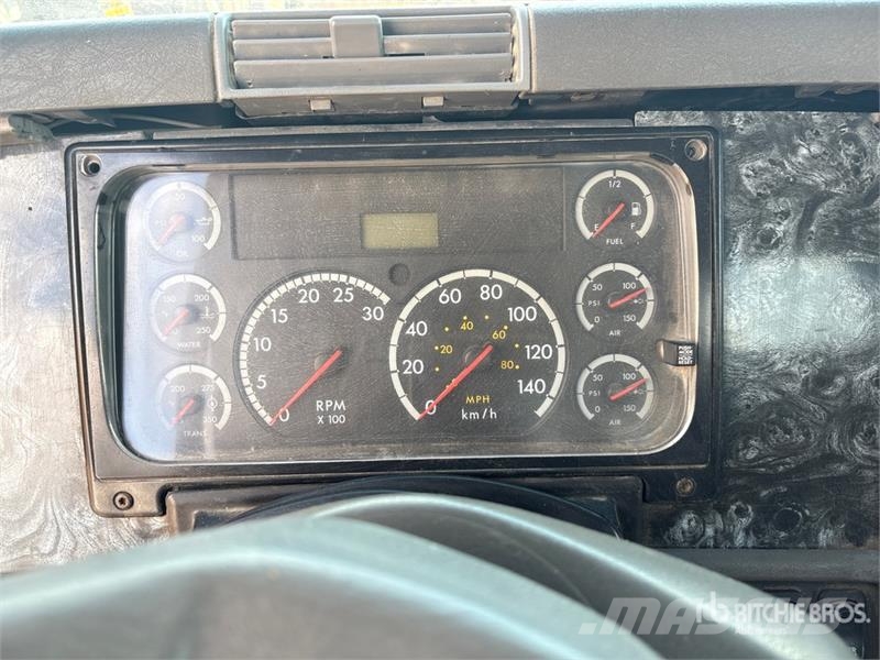 Freightliner Columbia 120 6x4 T/A Day Cab Truck Tractor Tahače