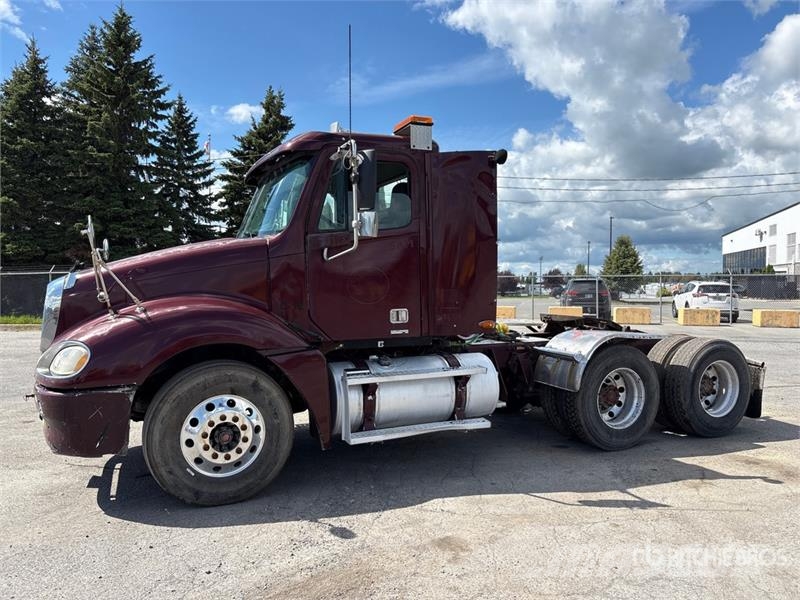 Freightliner Columbia 120 6x4 T/A Day Cab Truck Tractor Tahače