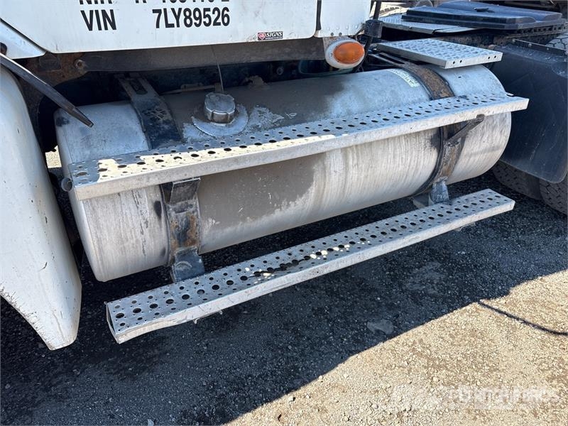Freightliner Columbia 120 6x4 T/A Day Cab Truck Tractor Tractor Units