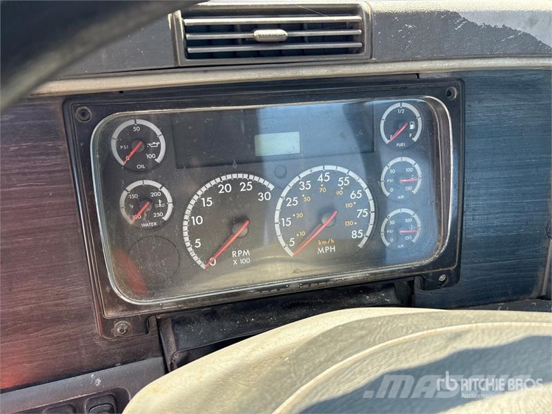 Freightliner Columbia 120 6x4 T/A Day Cab Truck Tractor Tractor Units