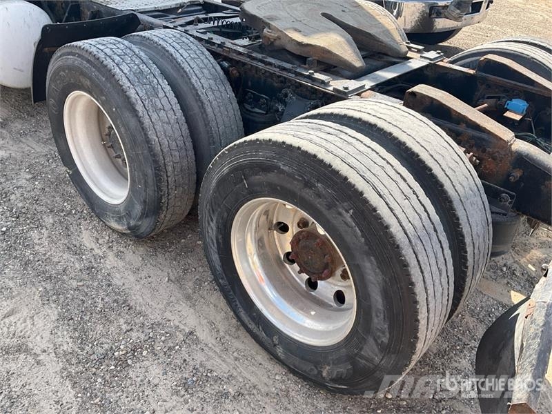 Freightliner Columbia 120 6x4 T/A Day Cab Truck Tractor Tractor Units