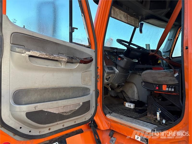 Freightliner Columbia 120 6x4 T/A Sleeper Truck Tractor (Glider Trekkers
