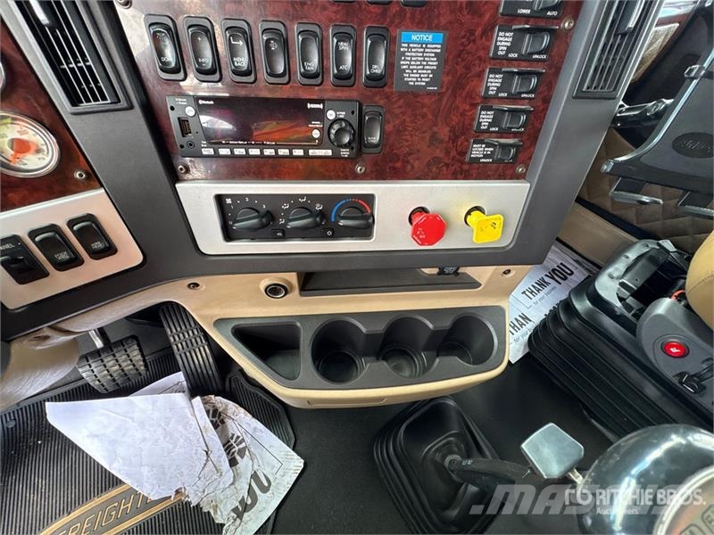 Freightliner Coronado SD122 6x4 T/A Sleeper Truck Tractor Vetopöytäautot