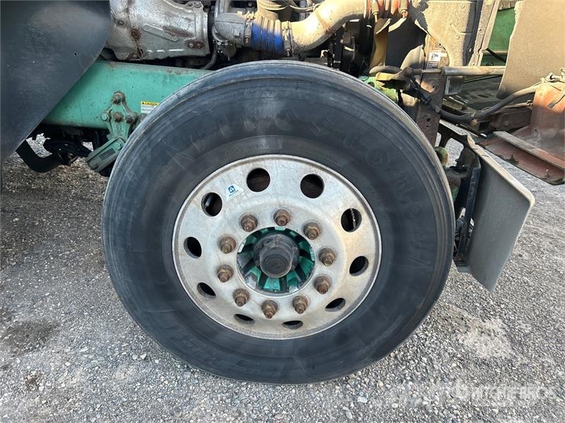Freightliner Coronado 132 6x4 T/A Sleeper Truck Tractor وحدات الجر