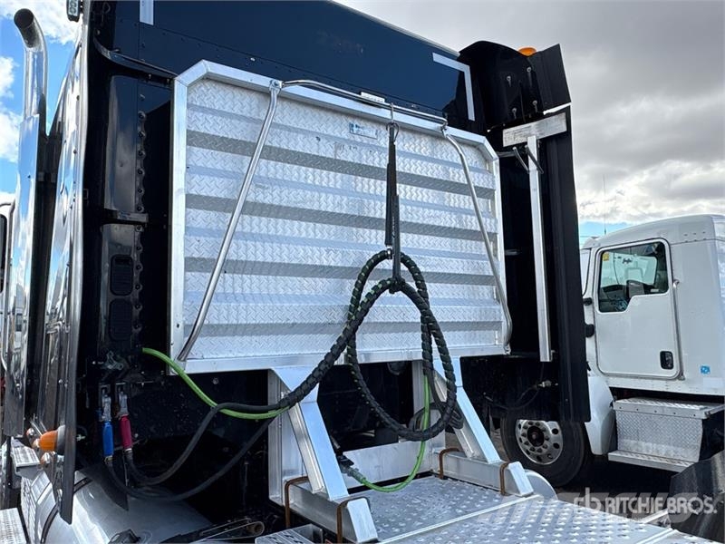 Freightliner Coronado SD122 6x4 T/A Sleeper Truck Tractor Vetopöytäautot