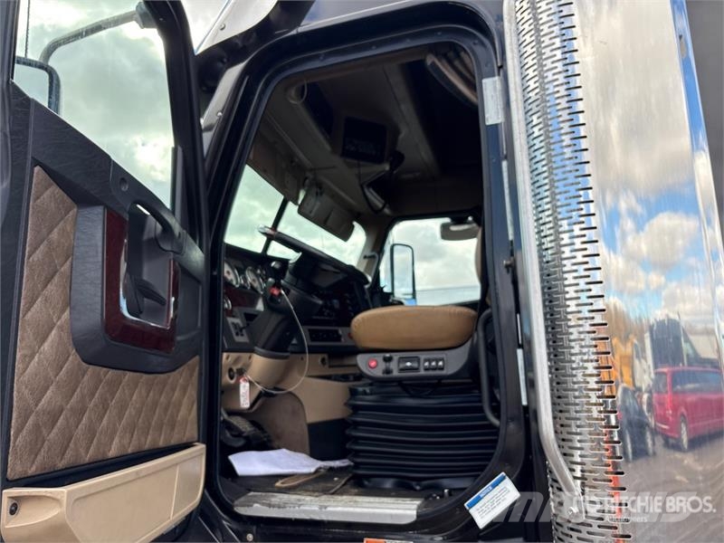 Freightliner Coronado SD122 6x4 T/A Sleeper Truck Tractor Vetopöytäautot