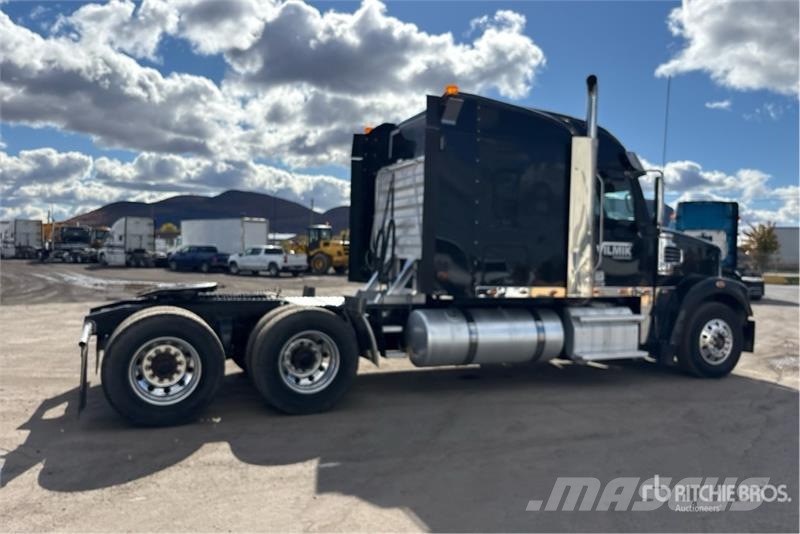 Freightliner Coronado SD122 6x4 T/A Sleeper Truck Tractor Vetopöytäautot