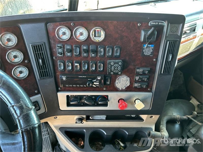 Freightliner Coronado 132 6x4 T/A Sleeper Truck Tractor وحدات الجر