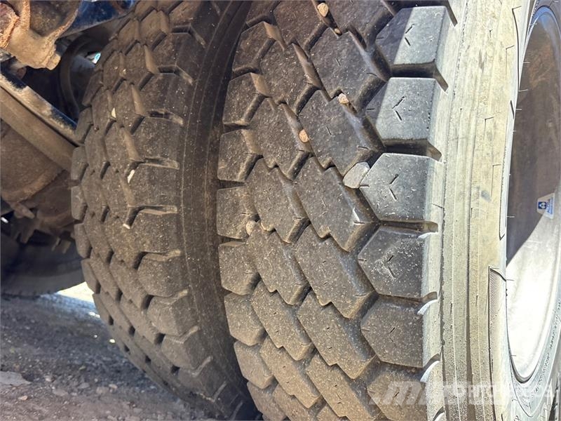Freightliner Coronado 6x4 T/A Sleeper Truck Tractor (Inoperable Trekkers