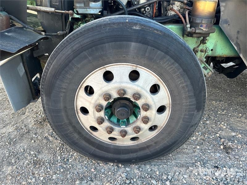 Freightliner Coronado 132 6x4 T/A Sleeper Truck Tractor وحدات الجر