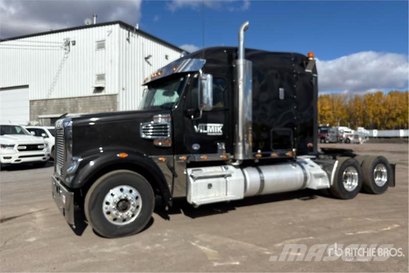 Freightliner Coronado SD122 6x4 T/A Sleeper Truck Tractor Vetopöytäautot