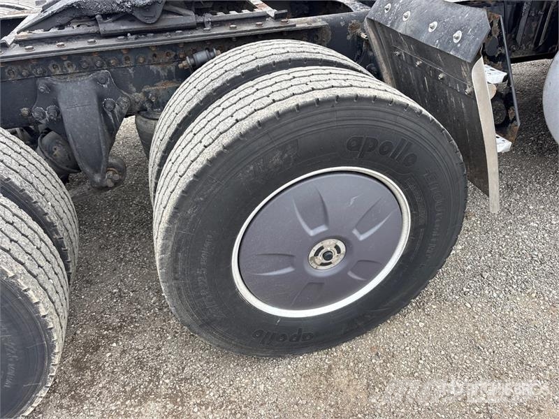 Freightliner Coronado CC132 6x4 T/A Sleeper Truck Tractor Vilcēji