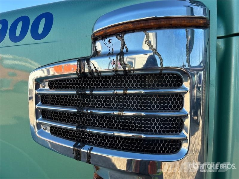 Freightliner Coronado 132 6x4 T/A Sleeper Truck Tractor وحدات الجر