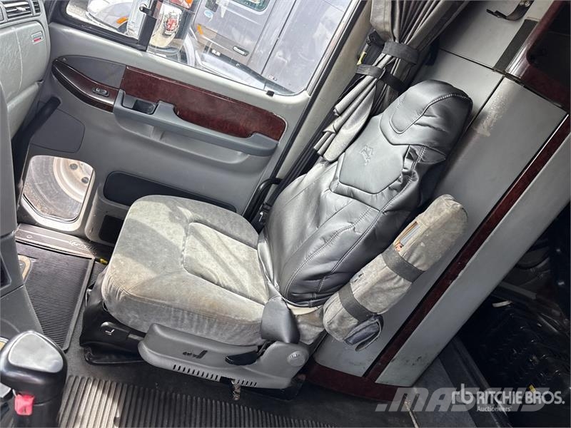 Freightliner Coronado CC132 6x4 T/A Sleeper Truck Tractor Vilcēji