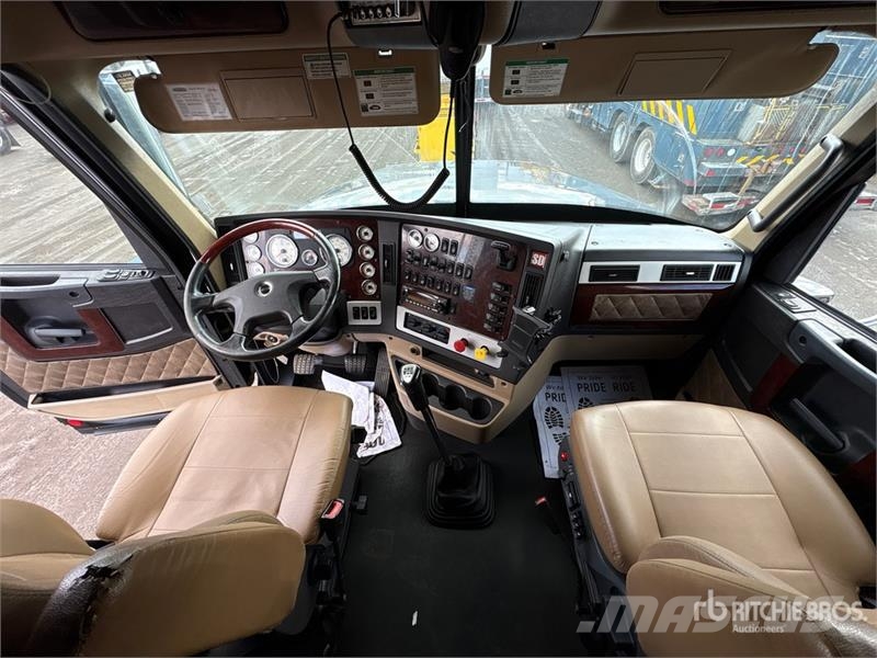 Freightliner Coronado SD122 6x4 T/A Sleeper Truck Tractor Vetopöytäautot