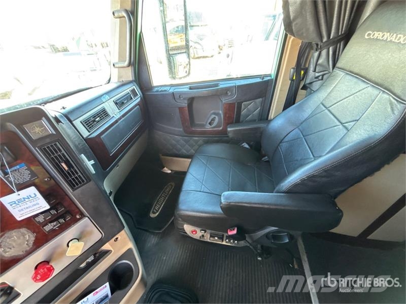 Freightliner Coronado 132 6x4 T/A Sleeper Truck Tractor (Inoper Tegljači