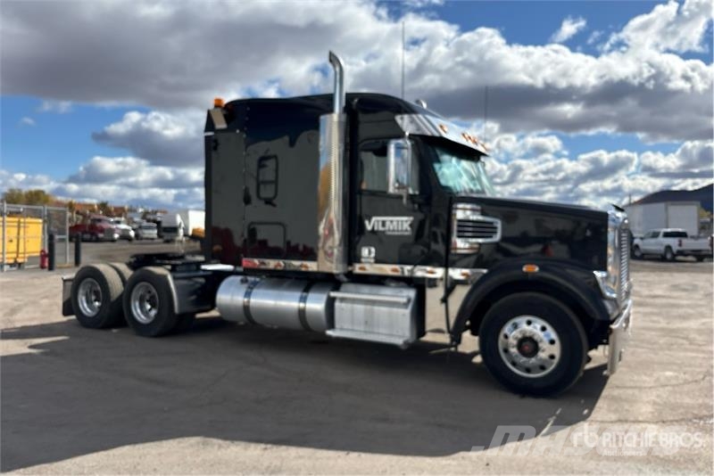 Freightliner Coronado SD122 6x4 T/A Sleeper Truck Tractor Vetopöytäautot