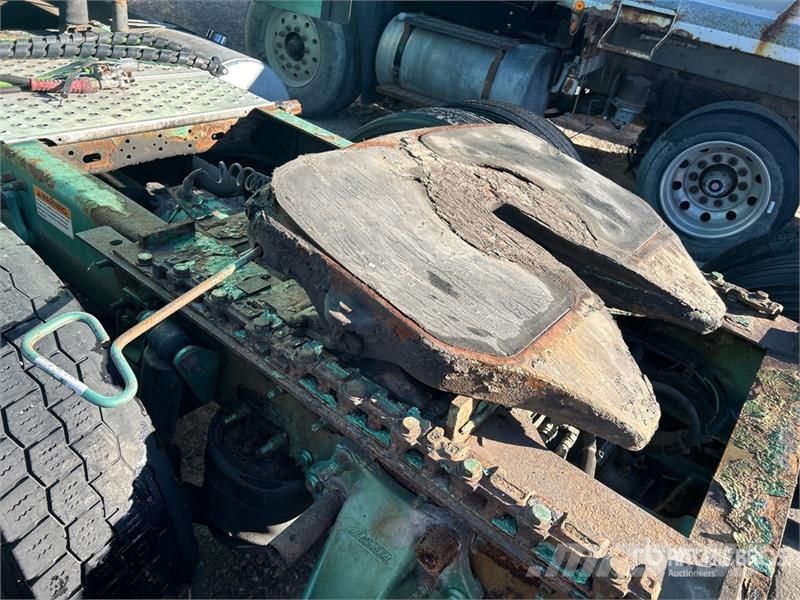 Freightliner Coronado 132 6x4 T/A Sleeper Truck Tractor وحدات الجر