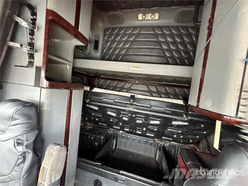 Freightliner Coronado CC132 6x4 T/A Sleeper Truck Tractor Vilcēji
