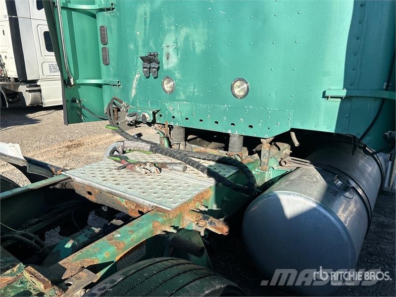 Freightliner Coronado 132 6x4 T/A Sleeper Truck Tractor وحدات الجر