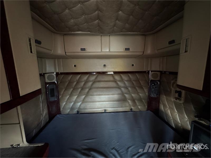 Freightliner Coronado SD122 6x4 T/A Sleeper Truck Tractor Vetopöytäautot