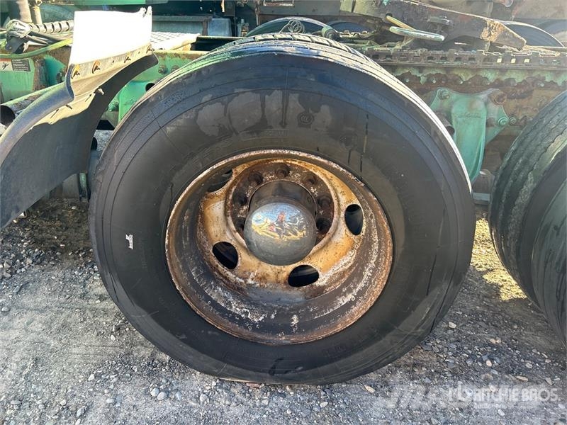Freightliner Coronado 132 6x4 T/A Sleeper Truck Tractor وحدات الجر