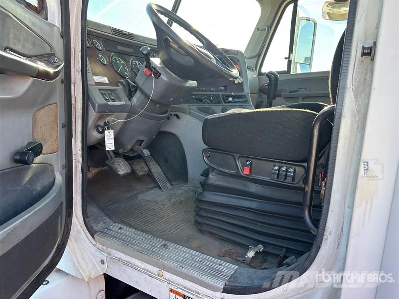 Freightliner CST120 4x2 S/A Day Cab Truck Tractor Nyergesvontatók