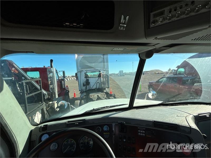 Freightliner CST120 4x2 S/A Day Cab Truck Tractor Nyergesvontatók