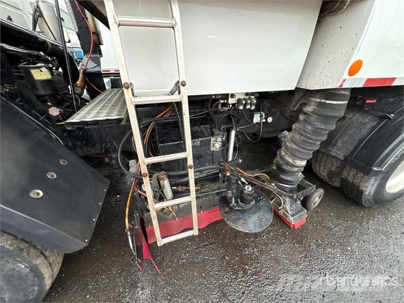 Freightliner FC70 Sweeper Truck Прибиральні машини