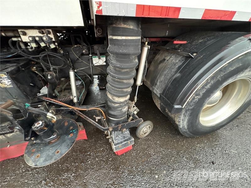 Freightliner FC70 Sweeper Truck Прибиральні машини