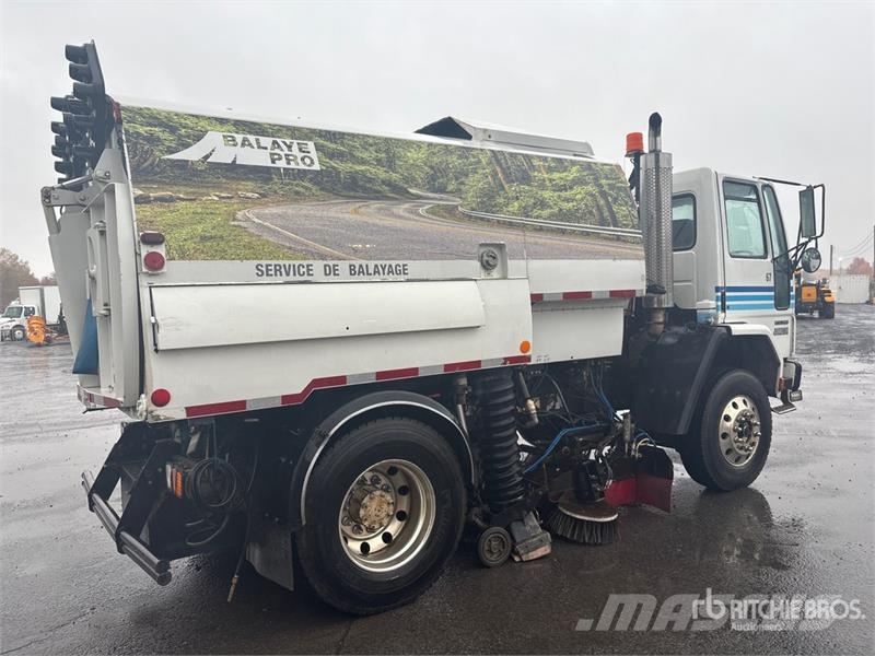 Freightliner FC70 Sweeper Truck Прибиральні машини