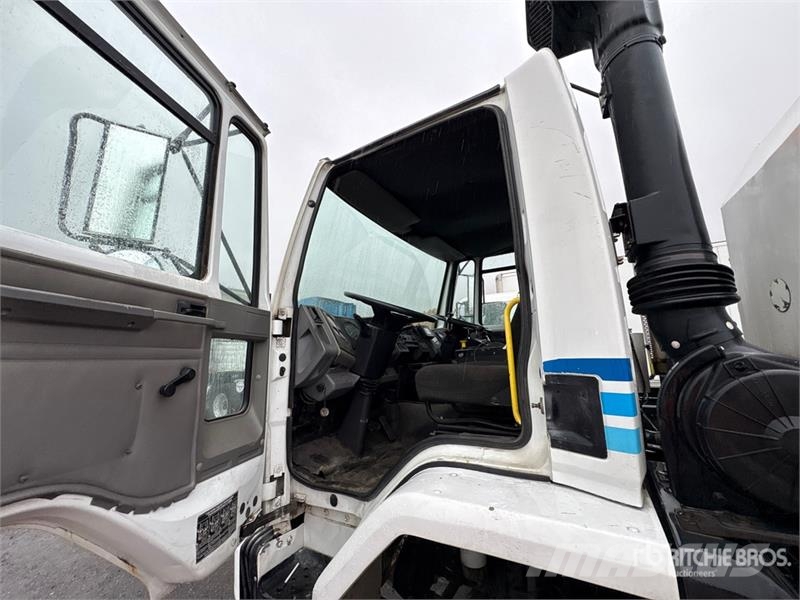 Freightliner FC70 Sweeper Truck Прибиральні машини