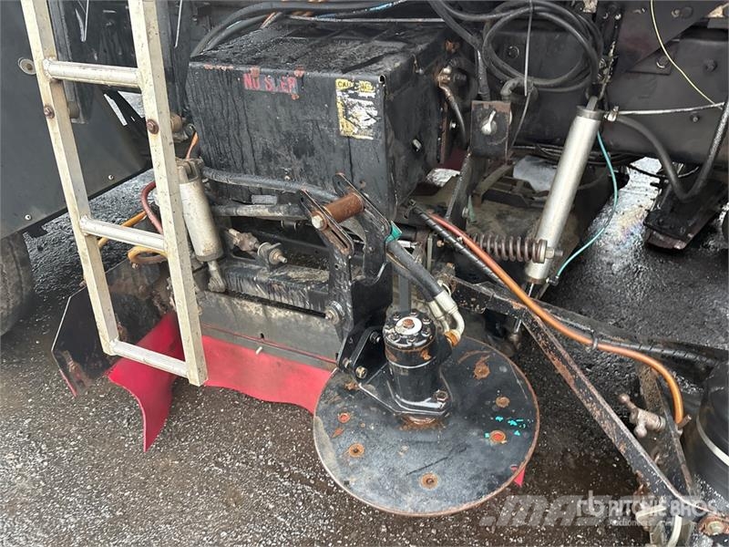 Freightliner FC70 Sweeper Truck Прибиральні машини