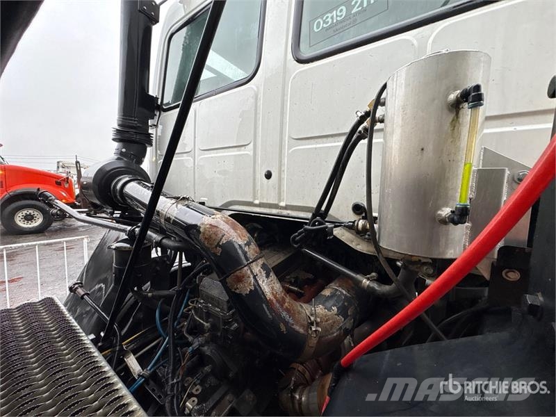 Freightliner FC70 Sweeper Truck Прибиральні машини
