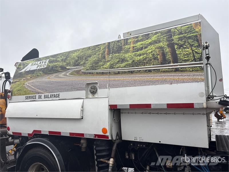 Freightliner FC70 Sweeper Truck Прибиральні машини