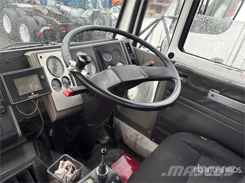 Freightliner FC70 Sweeper Truck Прибиральні машини