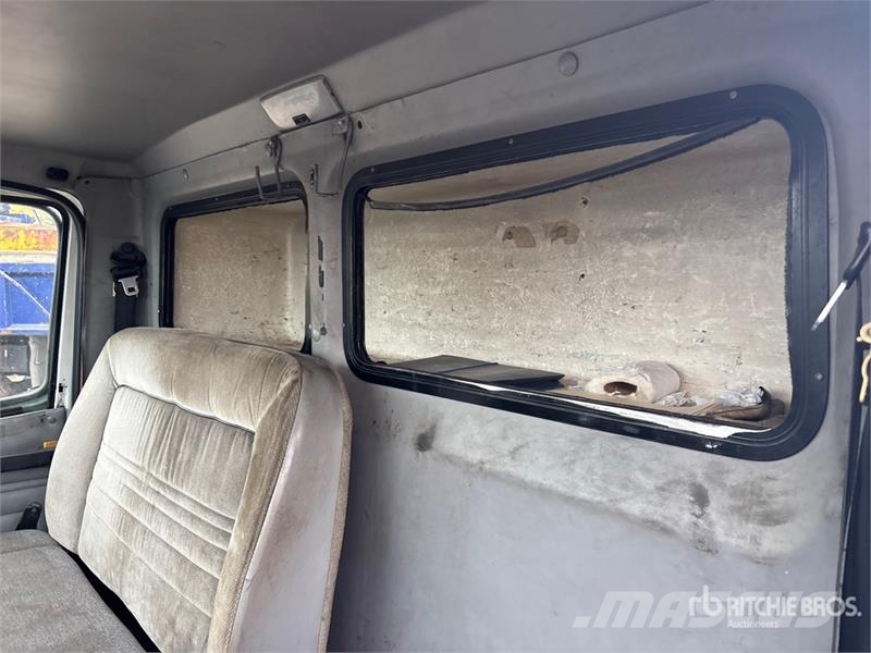 Freightliner FL80 4x2 Cab and Chassis (Inoperable) Kabinen