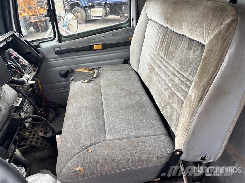 Freightliner FL80 4x2 Cab and Chassis (Inoperable) Kabinen