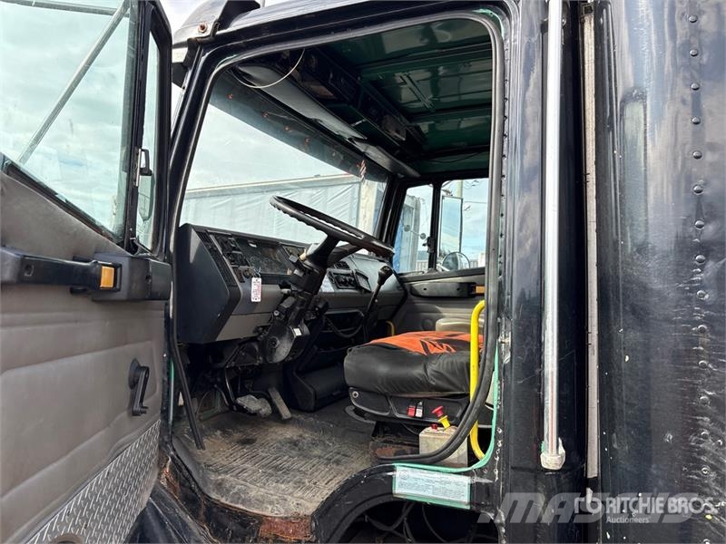 Freightliner FL80 6x4 Sleeper Rollback Truck Bergungsfahrzeuge