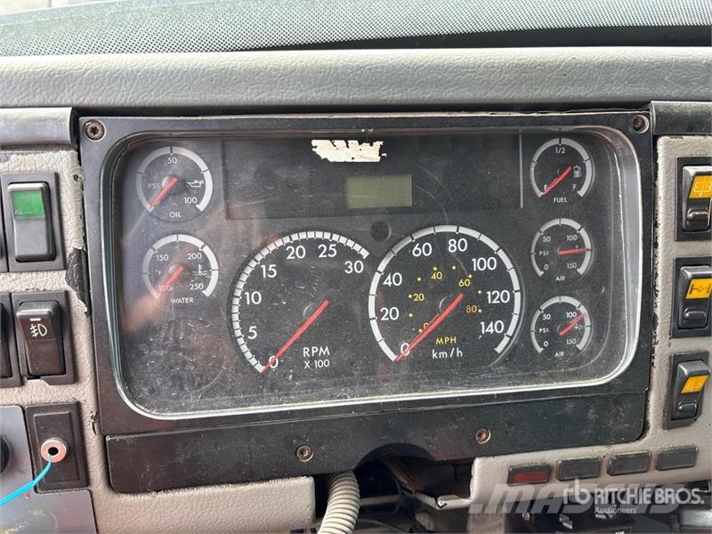 Freightliner FL80 6x4 Sleeper Rollback Truck Bergungsfahrzeuge