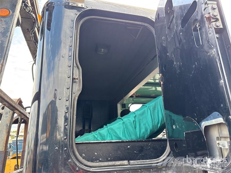 Freightliner FL80 6x4 Sleeper Rollback Truck Bergungsfahrzeuge
