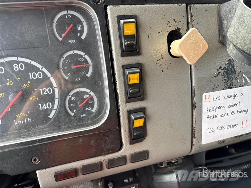 Freightliner FL80 6x4 Sleeper Rollback Truck Bergungsfahrzeuge
