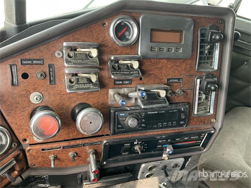 Freightliner FLD120 6x4 T/A Sleeper Truck Tractor Tracteur routier