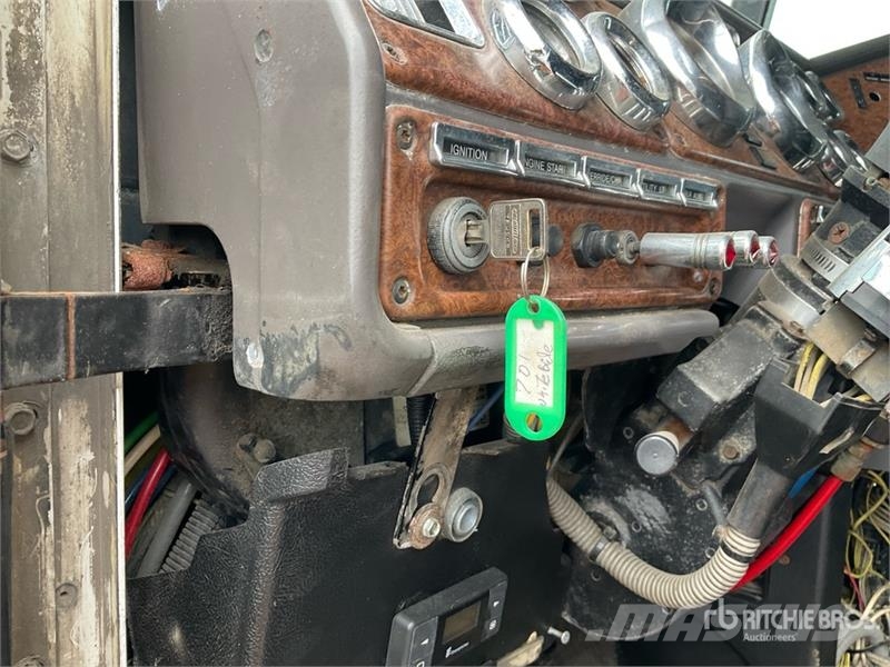 Freightliner FLD120 6x4 T/A Sleeper Truck Tractor Tracteur routier