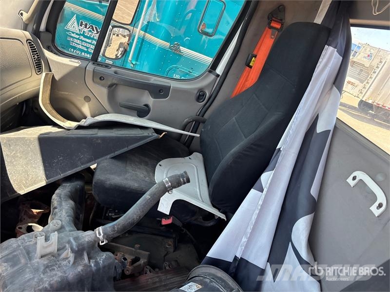 Freightliner M2 106 Cabinas e interior