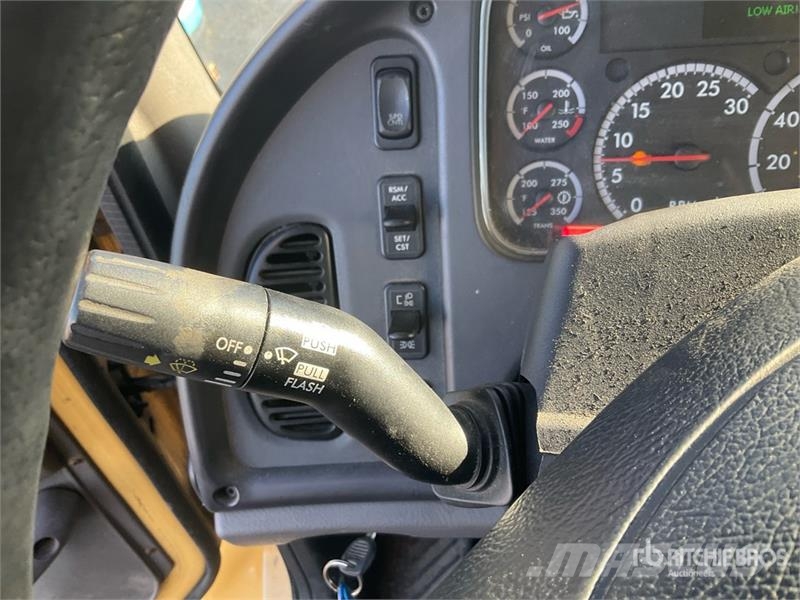 Freightliner M2 106 Sanduk kamioni