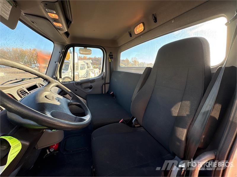 Freightliner M2 106 كابينة والداخلية